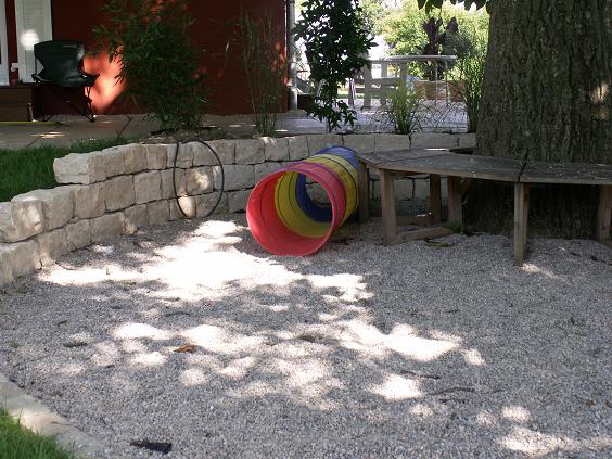 Mauer um Platz mit Zierkies